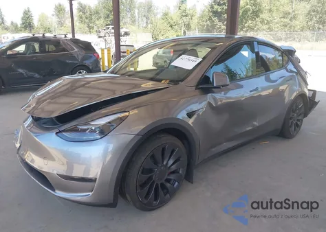 2025 Tesla Model Y Performance Dual Motor All-Wheel Drive z USA, uszkodzony, nr VIN 7SAYGDEF5SA353325